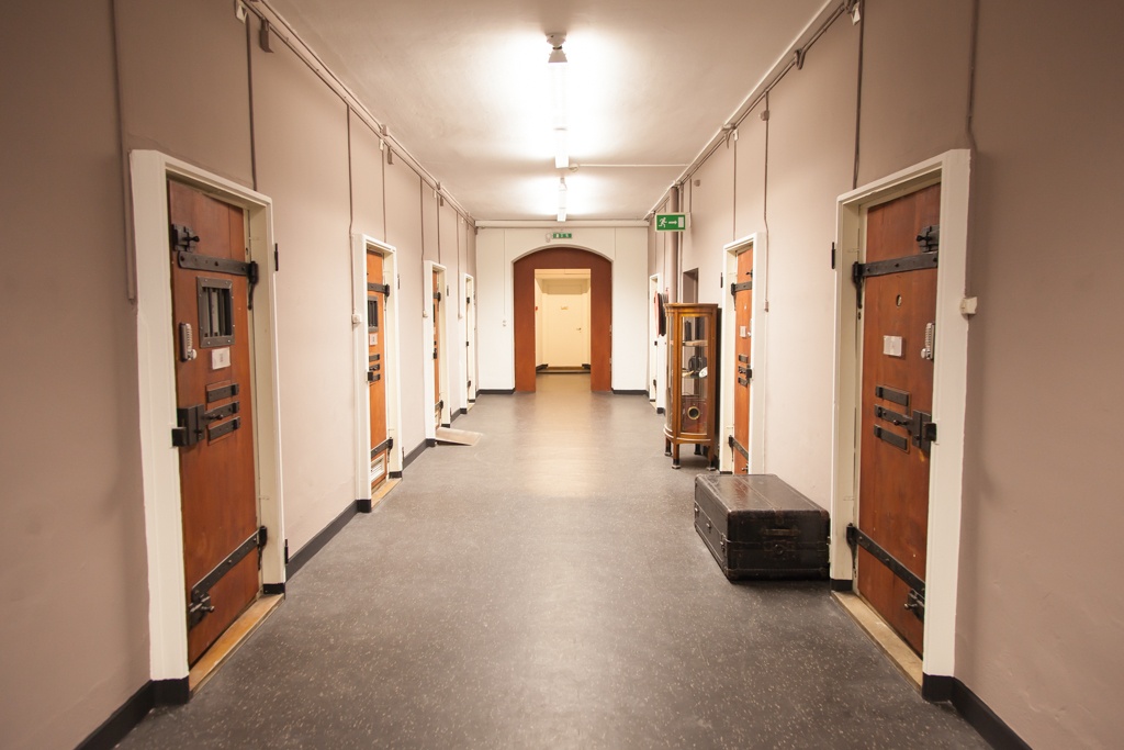 Khách sạn Jail, Lucerne, Thụy Sĩ: Được cải tạo từ một nhà tù thế kỷ 19, khách sạn Jail trở thành một trong những nơi nghỉ chân lạ lùng và hút khách nhất Thụy Sĩ. Các phòng nghỉ cho du khách hình dung cuộc sống của tù nhân.  Ảnh: Hotel-jail.