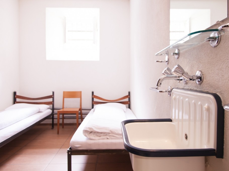 Ngoài ra, bạn có thể đọc các cuốn sách cổ trong thư viện hay tham dự một bữa tiệc vào cuối tuần ở hộp đêm Knascht trong khuôn viên khách sạn.