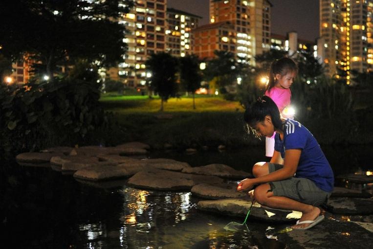 An toàn vào mọi thời điểm trong ngày: Ở Singapore, bạn có thể để trẻ em chơi ở ngoài khi trời tối hay tự đi taxi đến trường khi lỡ xe bus. Điều này một phần là nhờ các án phạt nghiêm khắc dành cho bất cứ tội phạm nào. Điều đặc biệt là bạn rất ít thấy sự hiện diện của cảnh sát, họ chỉ xuất hiện khi có rắc rối xảy ra. Cảnh sát Singapore thường mặc quần áo dân sự thay cho cảnh phục. 