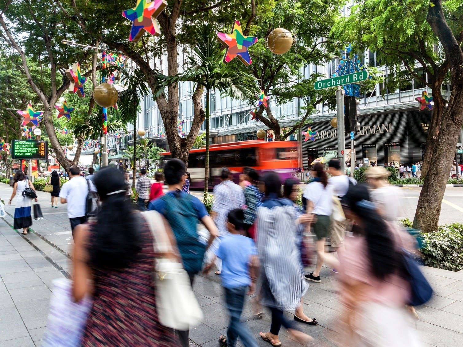 Giá cả sinh hoạt cao: Đây là một trong những quốc gia có giá cả đắt đỏ nhất thế giới. Giá xăng, thực phẩm, học phí và đồ uống có cồn đắt hơn nhiều so với các nước cùng khu vực. 