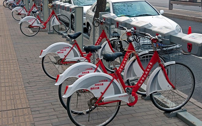 Bắc Kinh của Trung Quốc luôn dành làn đường dành riêng cho xe đạp trên hầu hết các tuyến đường. Thành phố này cũng có dịch vụ dùng chung xe đạp, nhưng không phổ biến trên toàn địa bàn.