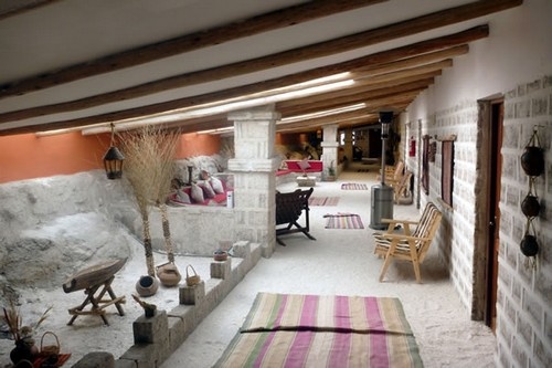 2. Khách sạn muối ở Bolivia: Khoảng một triệu khối muối đã được dùng để xây dựng khách sạn, các đồ nội thất và trần nhà cũng được làm từ muối. Khách sạn này đem đến cho du khách sự thư giãn, giúp lưu thông máu tốt. Chi phí một đêm ở đây khoảng 150$.