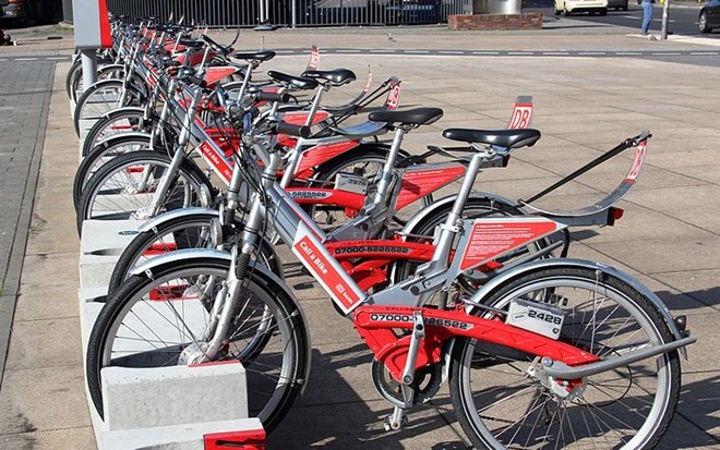 Đường dành cho xe đạp ở thủ đô Berlin của Đức có chiều dài “khủng” lên tới hơn 620 km (390 dặm). Thành phố này có dịch vu đi chung xe đạp mang tên ‘Call a Bike’ (gọi xe). Xe đạp chiếm khoảng 13% lưu lượng giao thông ở Berlin, với hơn 500.000 người đi xe đạp mỗi ngày.