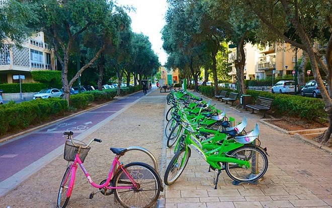 Thành phố Tel Aviv ở Israel có 100 km đường xe đạp và cũng có dịch vụ dùng chung xe đạp mang tên ‘Tel-O-Fun’ ở 150 nhà ga. Khoảng 12% người dân Tel Aviv đi lại bằng xe đạp với địa hình bằng phẳng và thời tiết thuận lợi.