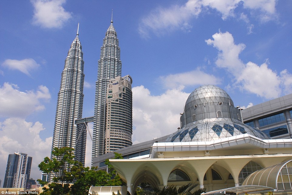 Thánh đường Assyakirin Mosque ở trung tâm Kuala Lumpur, Malaysia, có thiết kế độc đáo trên phông nền là tòa tháp đôi nổi tiếng.
