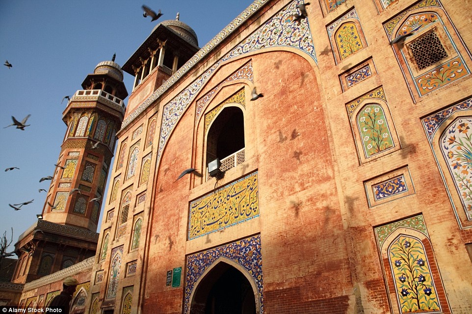 Thánh đường Wazir Khan ở Pakistan được hoàn tất sau 7 năm xây dựng, với các bức bích họa tuyệt đẹp và các mảnh ốp tinh tế trên tường và tháp.