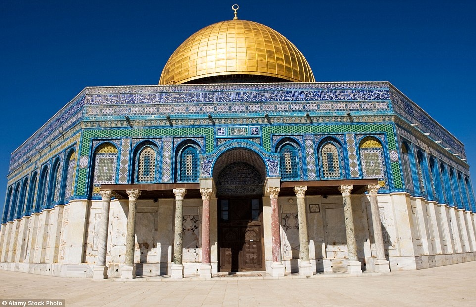 Thánh đường Dome of Rock ở Jerusalem được ốp những mảnh gốm sặc sỡ và có một mái vòm dát vàng khổng lồ.  Đây được coi là nơi linh thiêng thứ ba của đạo Hồi, sau Mecca và Medina, với các buổi cầu nguyện được tổ chức hàng ngày.
