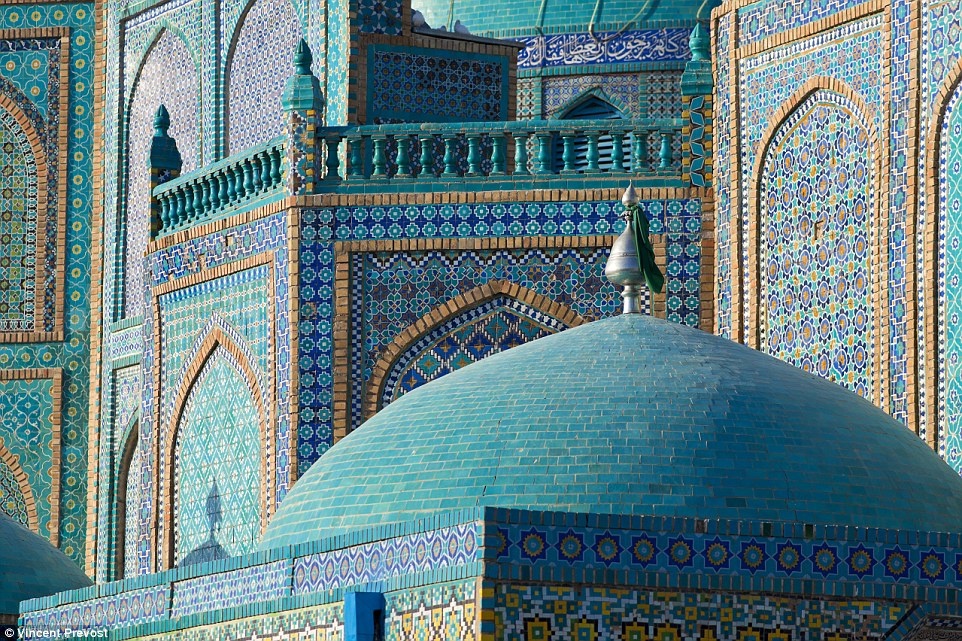 Thánh đường Blue tọa lạc ở trung tâm Mazar-i-Sharif, Afghanistan, được trang trí bởi những mảnh ốp rực rỡ .