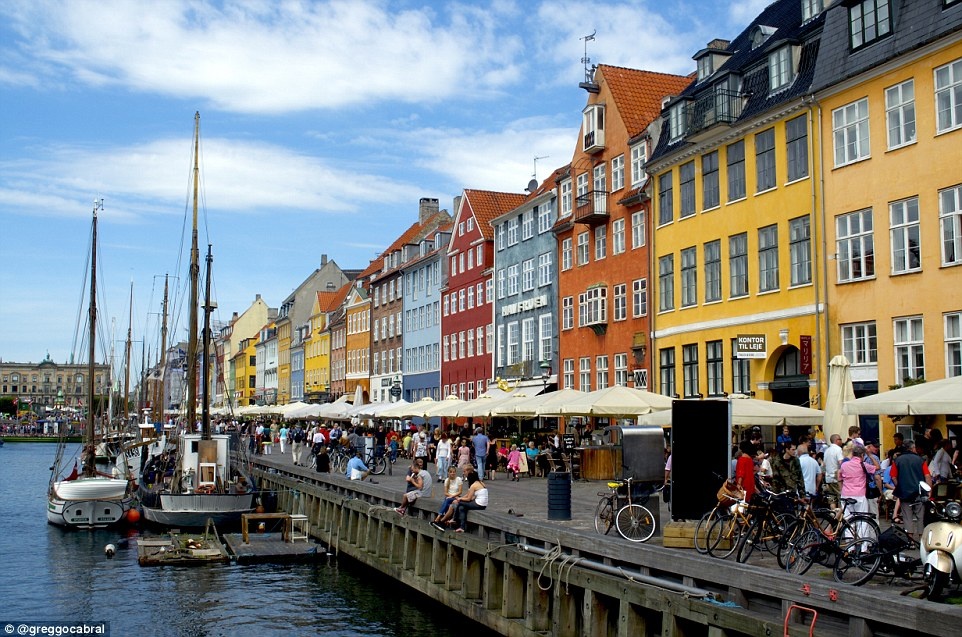 Jeremy thích đi một mình khi làm việc, đi cùng em trai và bạn bè khi du lịch. Anh cũng rất mê đọc sách và thường đem theo cuốn truyện hay sách điện tử bên mình. Trong ảnh là  Copenhagen rực rỡ sắc màu.