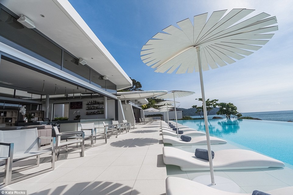 Du khách có thể dành một ngày tắm nắng để có làn da nâu quyến rũ.