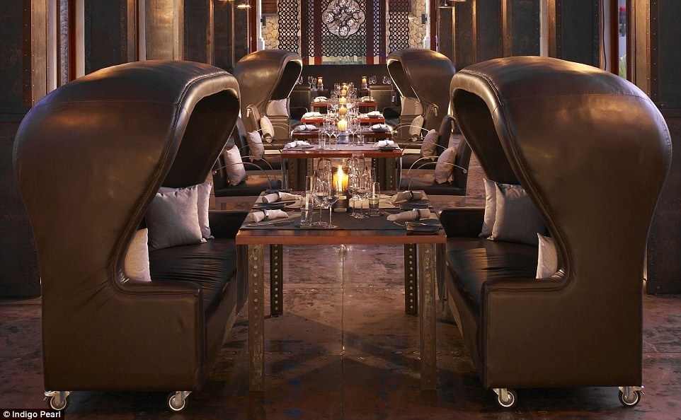 Khách sạn có đủ mọi thứ du khách cần, từ giường tắm nắng, bể bơi riêng, quầy bar, spa, phòng tắm hơi và dịch vụ phòng 24/7.