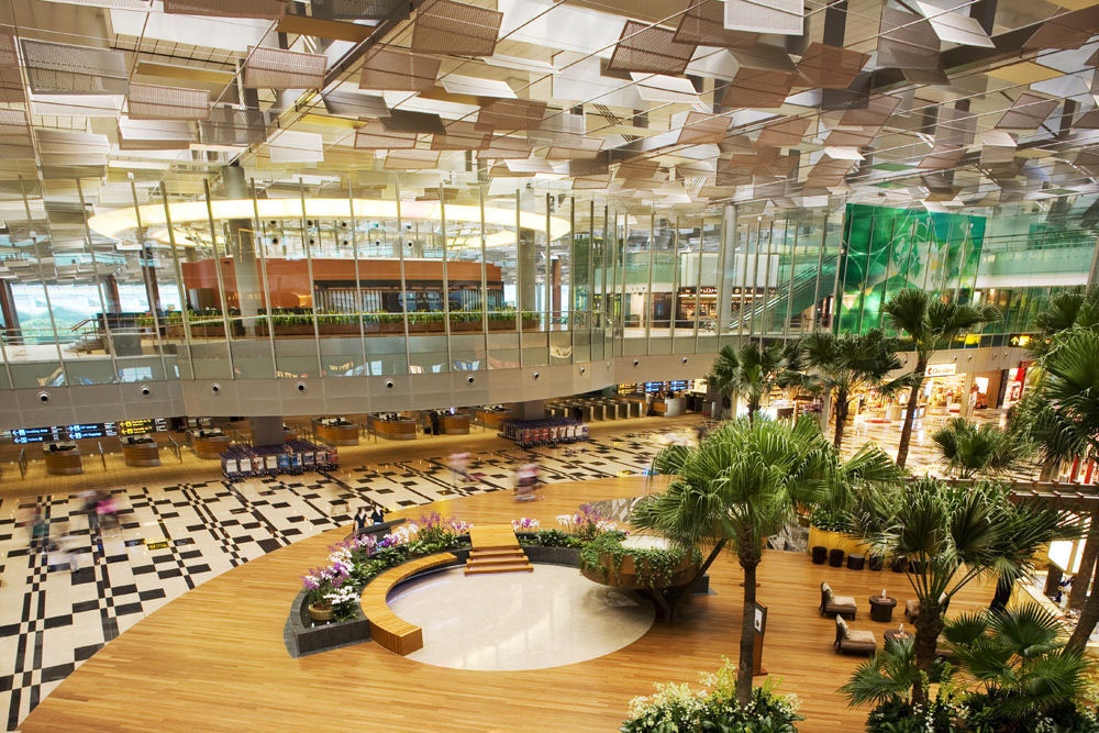 1. Sân bay quốc tế Singapore Changi, Singapore: Trong gần 2 thập kỷ, sân bay Changi đã giữ vững vị trí là sân bay tốt nhất châu Á và quốc tế. Phương tiện di chuyển tới trung tâm thành phố nhanh chóng, hiện đại, những khu vườn trong nhà, cùng nhiều nhà hàng, spa, khách sạn, khu giải trí giúp du khách có thể thư giãn trong lúc chờ nối chuyến. Đội ngũ phục vụ của sân bay Changi được đào tạo chuyên nghiệp, luôn thân thiện và nhiệt tình. Ảnh: Shopback.