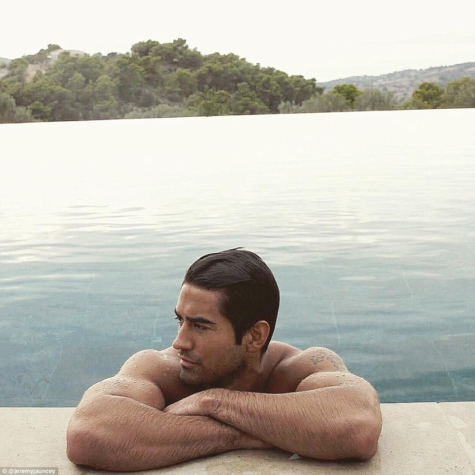 Jeremy Jauncey không chỉ lập nghiệp từ các chuyến đi mà còn truyền cảm hứng cho hàng triệu người lên đường chu du. Đặc biệt, chàng trai 31 tuổi này có bề ngoài không khác gì một người mẫu.  