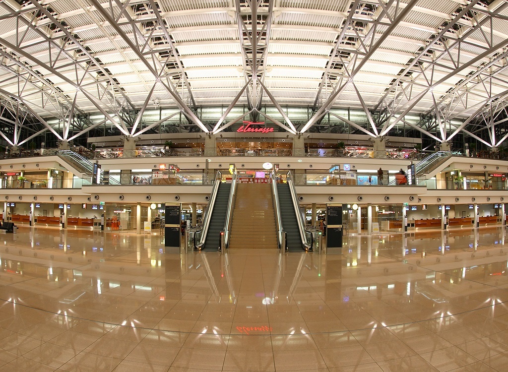 4. Sân bay quốc tế Taipei Taoyuan, Đài Loan, Trung Quốc: Nhà ga chính của sân bay tại Đài Bắc chào đón du khách bằng những cổng vào theo chủ đề Hello Kitty, trà, âm nhạc Đài Loan và các diễn viên đoạt giải Oscar của châu Á. Các ghế ngồi thoải mái, thảm đỏ và thư viện miễn phí giúp du khách giải trí trong lúc chờ đợi. Ngoài ra, sân bay còn có Wi-Fi miễn phí, khách sạn, khu nghỉ riêng, chỗ tắm và nhiều triển lãm nghệ thuật. Các cửa hàng miễn thuế thường phát mẫu thử và nhân viên sân bay đặc biệt thân thiện. Ảnh: 