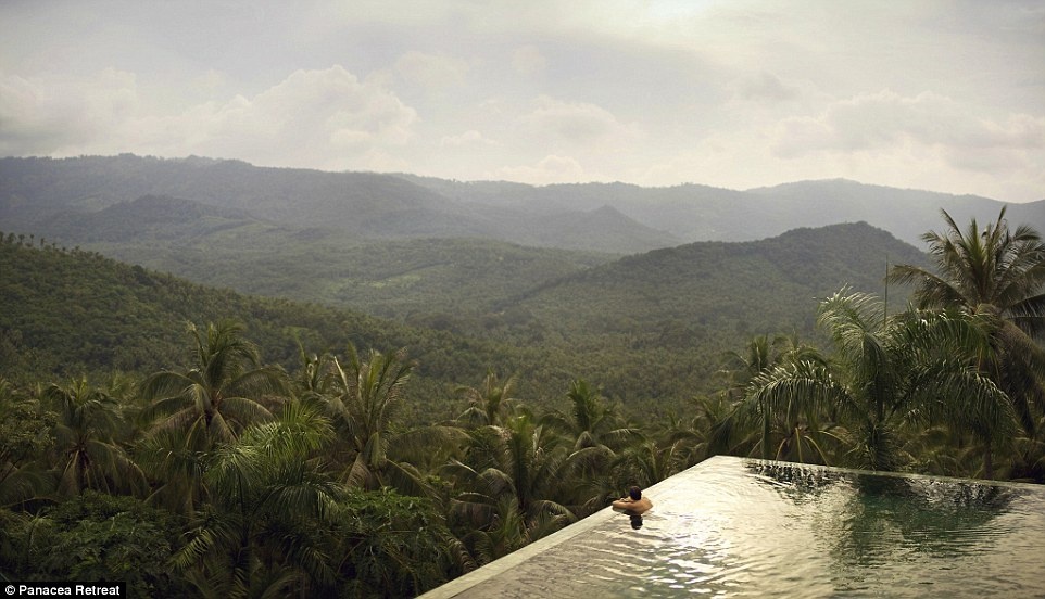 Nằm trên một đồi cỏ xay tươi nhìn ra vịnh Samui và rừng nhiệt đới, khu nghỉ dưỡng Panacea Koh Samui có những biệt thự dành cho những người thích riêng tư.