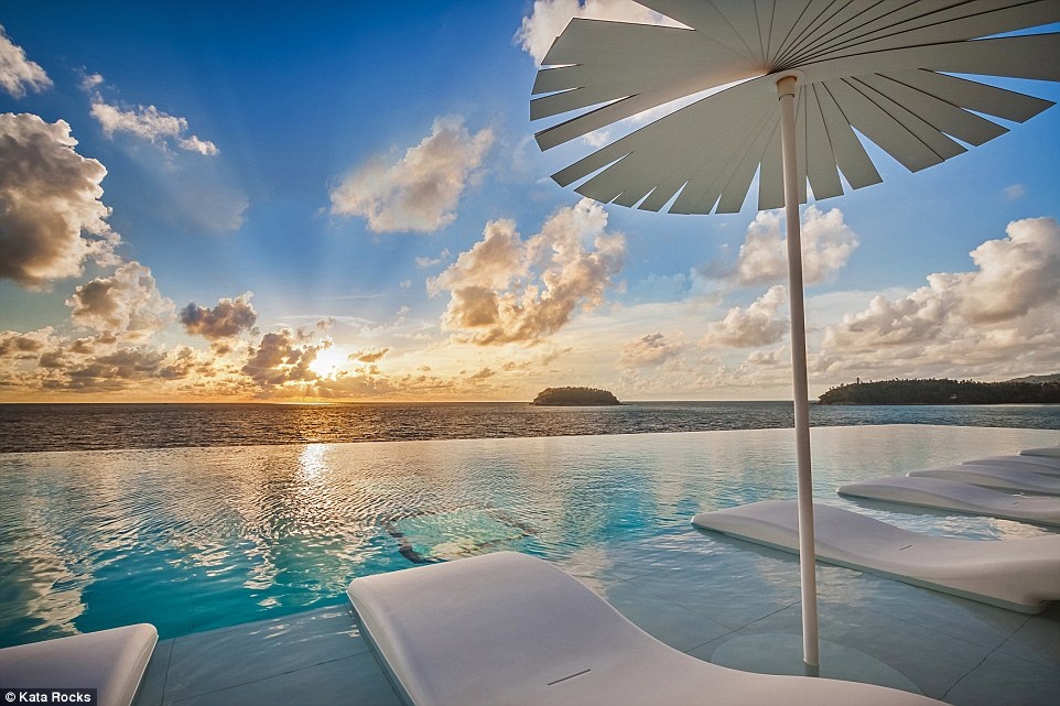 Mở cửa đón khách từ tháng 11/2014, Kata Rocks cho du khách cơ hội chiêm ngưỡng cảnh biển và vách đá tuyệt đẹp.