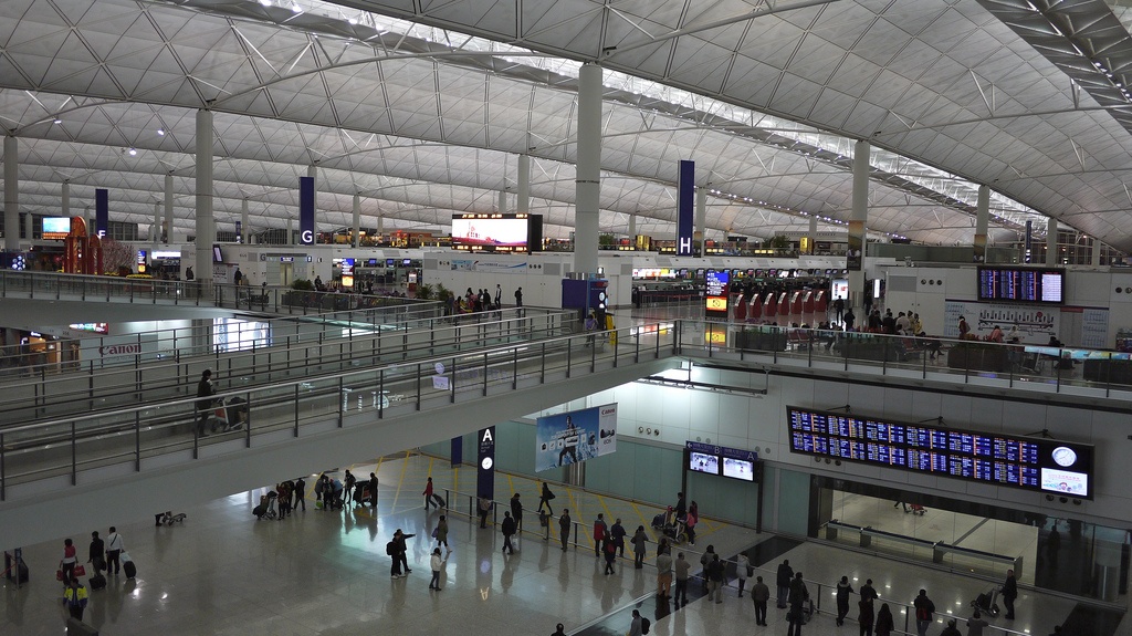 5. Sân bay quốc tế Hong Kong,Trung Quốc: Sân bay Hong Kong nổi tiếng là sạch tới mức bạn có thể nhặt đồ ăn rơi xuống sàn lên ăn tiếp (tuy nhiên tốt nhất là bạn không nên thử). Dù có diện tích khổng lồ, sân bay có hệ thống biển hướng dẫn giúp du khách dễ dàng định hướng, cùng với các khu vườn, phòng nghỉ, spa và nhà tắm chất lượng cao. Tại đây còn có rạp IMAX lớn nhất thế giới, trình chiếu cả ngày. Ảnh: Randomwire.