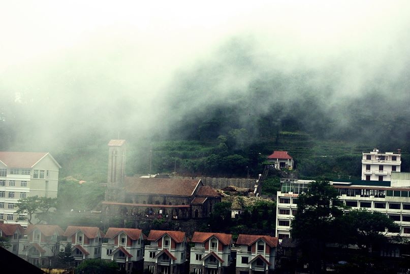 Tam Đảo: Được mệnh danh là “Sa Pa của Hà Nội”, Tam Đảo hút khách nghỉ dưỡng cuối tuần bởi khí hậu mát mẻ, trong lành, khung cảnh lãng mạn, bình yên. Tam Đảo có những đặc sản hấp dẫn như su su, gà đồi, lợn mán. 