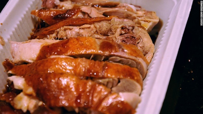 Vịt quay Jinling: Món vịt quay của Nam Kinh tuy không nổi tiếng như ở Bắc Kinh, nhưng ngon không kém. Lớp da giòn vàng ruộm, phần thịt mềm béo ngậy chấm xì dầu rất hợp ăn trong một tối trời lạnh ở thành phố đế vương.