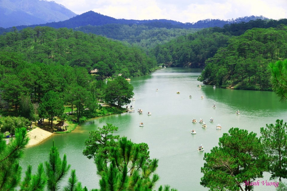 Đà Lạt: Nằm trên cao nguyên Lâm Viên, Đà Lạt cách TP HCM khoảng 320 km và có những tên gọi mỹ miều như “Thành phố ngàn hoa”, “Hòn ngọc Viễn Đông”. Với khí hậu trong lành, mát mẻ quanh năm, khung cảnh thơ mộng với những rừng thông, hồ nước tuyệt đẹp, Đà Lạt trở thành một trong những điểm du lịch nổi tiếng. 