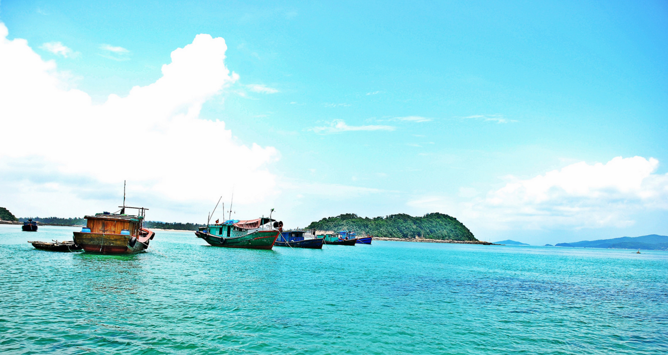 Cô Tô: Hòn đảo xinh đẹp này cách Hà Nội khoảng 4 tiếng đi xe, nổi tiếng với những bãi biển hoang sơ và hải sản ngon tuyệt. Đây là nơi được nhiều bạn trẻ yêu thích, bởi có không gian cho những hoạt động tập thế thú vị như tổ chức tiệc nướng trên bãi biển. Bạn có thể tới hải đăng ngắm cảnh, tắm biển, đi câu mực đêm...