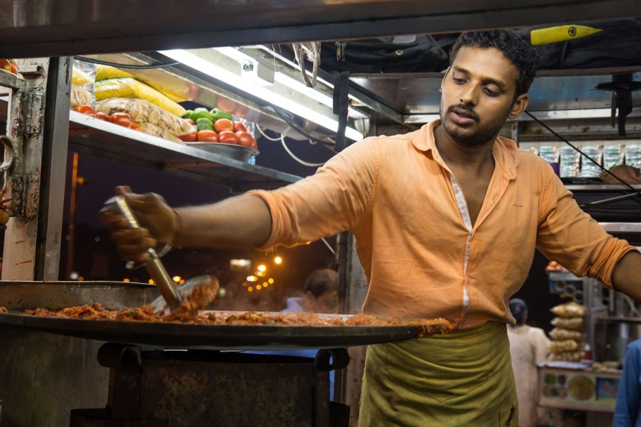 Mumbai, Ấn Độ: Bạn sẽ thấy choáng ngợp trước độ phong phú của các món ăn trên đường phố Mumbai, từ bánh samosa với đủ loại nhân, tới gà tandoori, thịt nướng và nhiều món ăn chay thú vị. Ảnh: Earthtrekkers.