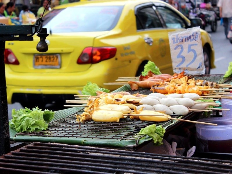 Bangkok, Thái Lan: Tới thiên đường ẩm thực đường phố này, du khách có thể dễ dàng ăn no với chi phí không quá tốn kém, từ món nộm đu đủ nổi tiếng, tới cà ri, thịt nướng, hoa quả, hải sản, xôi xoài... Bạn có thể ở Bankok cả tuần chỉ để nếm thử các món ăn vỉa hè.