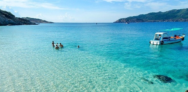 Tam Bình: Ba hòn đảo Bình Ba, Bình Hưng, Bình Tiên được dân du lịch bụi gọi trìu mến là “Tam Bình”, với cảnh đẹp hoang sơ và hải sản tươi ngon vào bậc nhất Việt Nam. Làn nước trong vắt ở các đảo cho du khách thỏa thuê bơi lội, lặn ngắm san hô, sinh vật biển. Không còn gì tuyệt bằng được thưởng thức những con tôm hùm, cua, ốc vừa đánh bắt và được chế biến ngay trên thuyền sau khi vui đùa dưới nước. Ảnh: Coban Nguyen Nguyen.