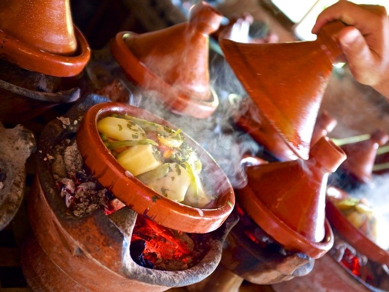 Marrakesh, Morocco: Khi đêm xuống, quảng trường Jemaa el-Fna trở thành một căng tin khổng lồ ngoài trời, với những người dân địa phương thân thiện sẵn sàng cười nói với du khách. Bạn sẽ được “chiêu đãi” bởi mùi hương nồng nàn từ các loại gia vị đặc trưng của Morocco như nghệ và thì là Ai Cập. Khắp nơi, xúc xích treo lủng lẳng, những nồi thịt cừu nghi ngút khói, cá mòi rán, thịt nướng... tạo ra một cảnh tượng khó quên.