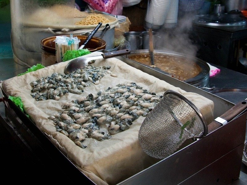 Singapore: Do sự kiểm soát vệ sinh chặt chẽ của chính phủ Singapore, du khách có thể an tâm thưởng thức những món nổi tiếng như bánh bao, cua sốt cay, cơm gà, trứng đúc hàu, hoành thánh... sau một ngày mua sắm, vui chơi ở đảo quốc sư tử.