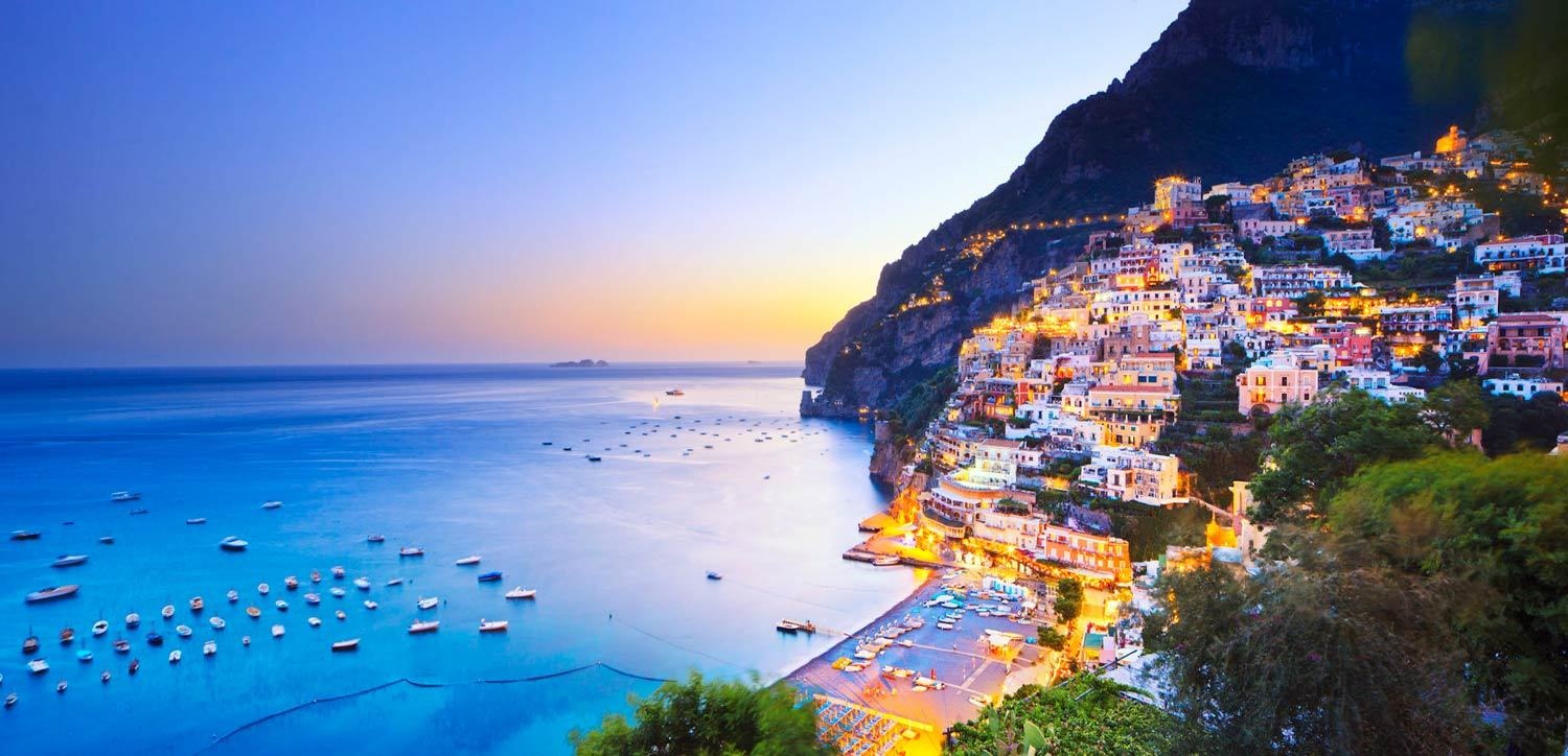1. Positano, Campania, Italy: Đứng đầu danh sách là vùng Positano của Italy. Thành phố nằm trên bờ biển này vừa hùng vĩ, vừa lãng mạn, rất hợp với những ai muốn hưởng tuần trăng mật. Ảnh: Paradiseintheworld.