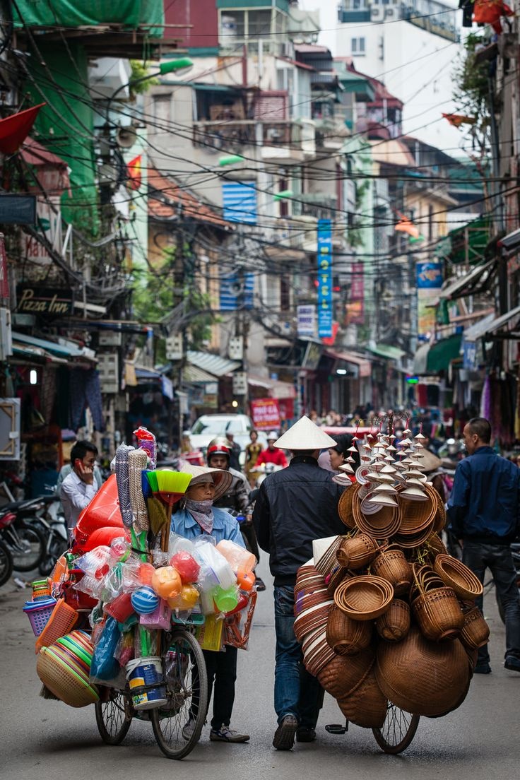 Nhịp sống hối hả ở những con phố Hà Nội, ảnh do Voyage au Vietnam chia sẻ.