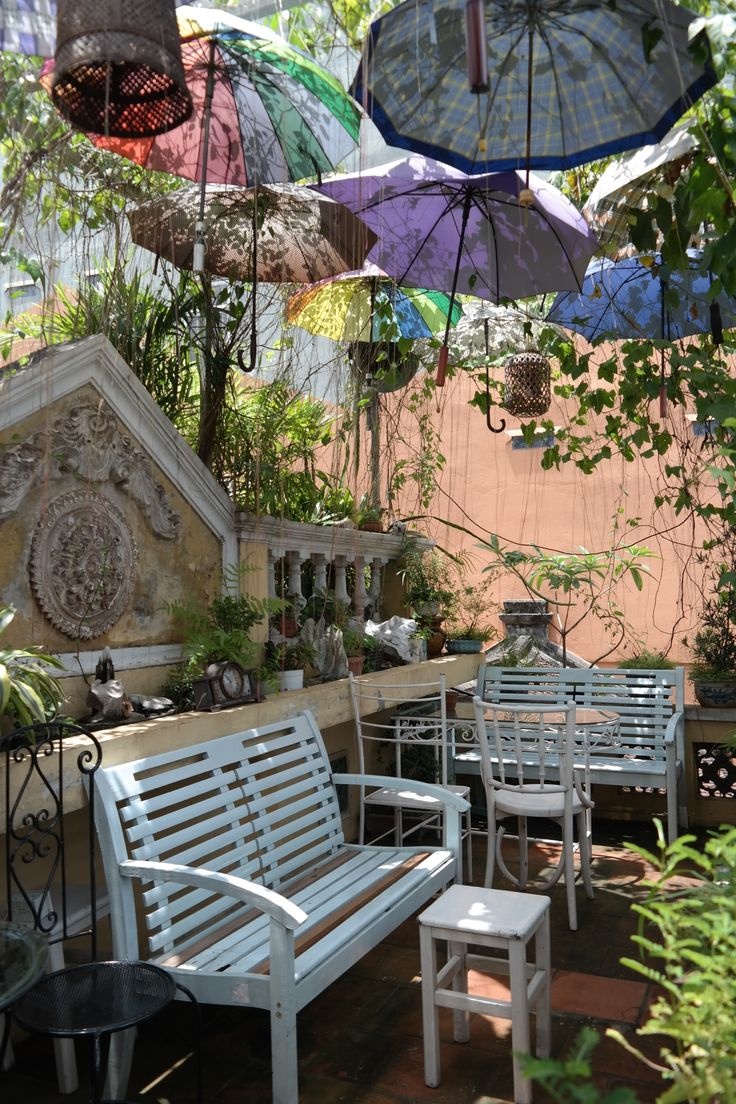 Hà Nội có nhiều quán cà phê được ví như những ốc đảo bí mật, như quán Nola trong ảnh của Fanny Tsang.