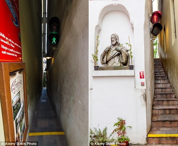 Những người bị chứng sợ không gian kín có lẽ sẽ muốn tránh xa Vinarna Certovka, vì con phố này chỉ rộng chưa đầy 50 cm, không đủ để hai người tránh nhau. Vinarna Certovka nằm ở Prague, Cộng hòa Czech, nhỏ hẹp tới mức chính quyền đã phải lắp đèn giao thông ở hai đầu phố để tránh tình trạng... tắc đường.