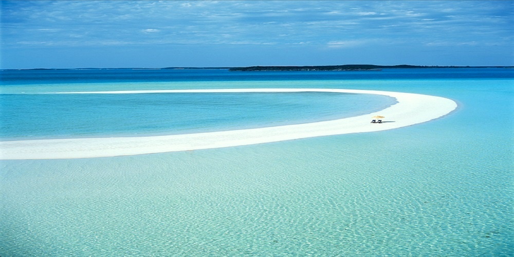 2. Đảo Musha Cay, Bahamas: Chỉ cần nhắc đến Bahamas là du khách có thể hình dung ngay ra những bãi biển nguyên sơ, làn nước trong vắt, rạn san hô tuyệt đẹp và hệ động vật biển phong phú.  Ảnh: Awesomeretreats.