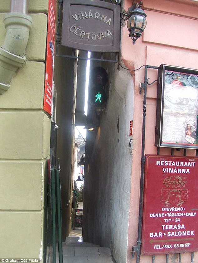 Nằm giữa hai ngôi nhà, Vinarna Certovka chỉ đủ chỗ cho một người đi qua.