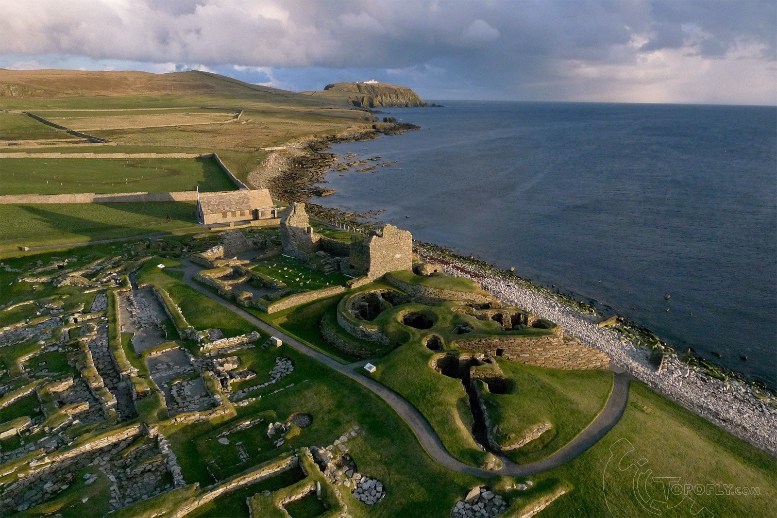 6. Jarlshof, Shetland, Scotland: Khu khảo cổ tiền sử Jarlshof có những công trình từ thời đồ đồng, đồ sắt và Viking, cùng nhiều bảo vật khiến những du khách yêu lịch sử phải sửng sốt. Ảnh: Topofly.