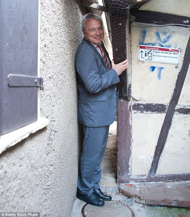 Con phố hẹp nhất thế giới nằm ở Reutlingen, Đức, với chiều rộng chỉ khoảng 30 cm.