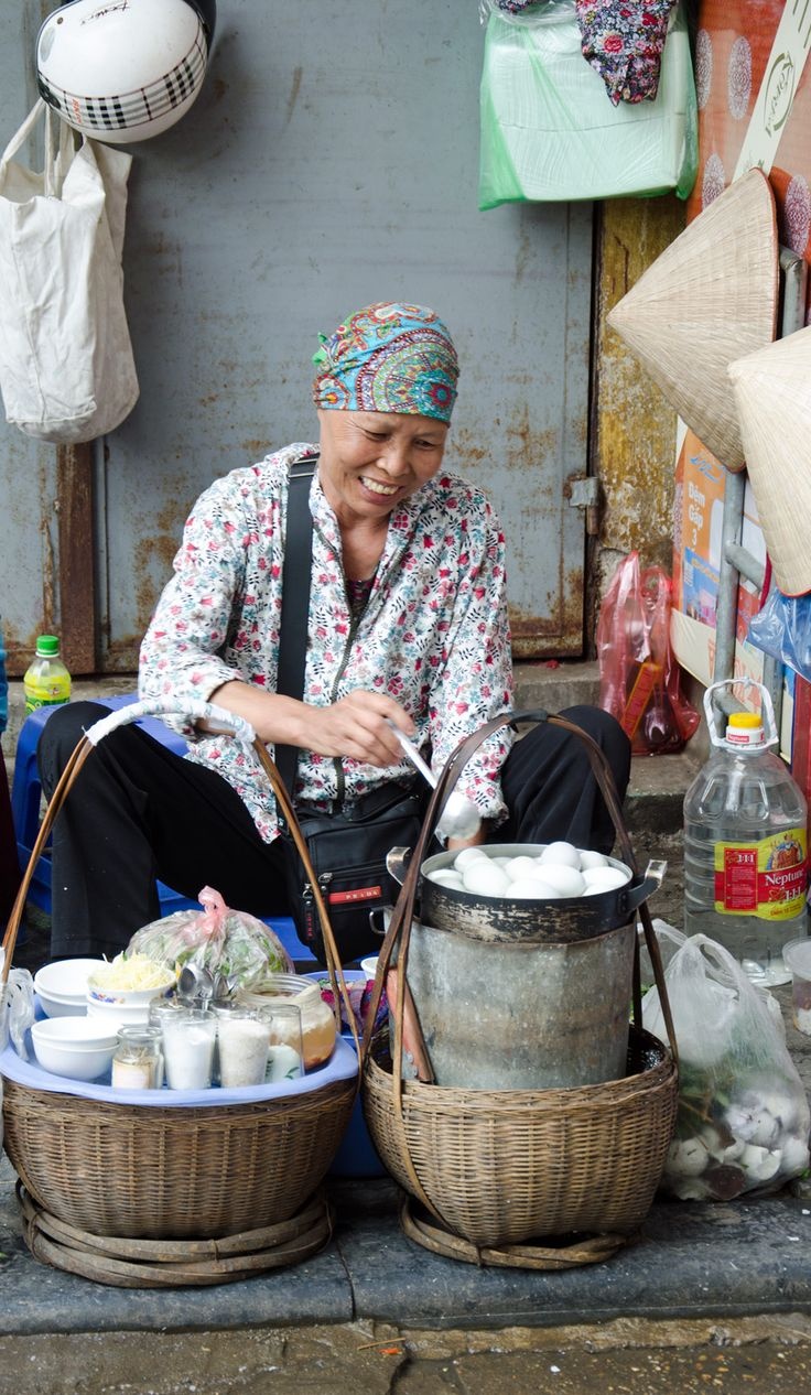 Nụ cười hồn hậu của một người bán hàng rong qua ảnh do tài khoản Food and the Fabulous đăng tải.