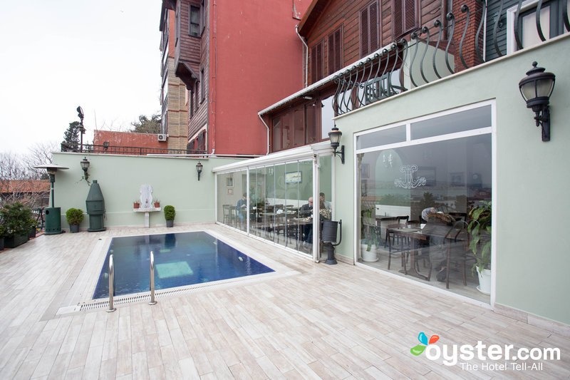 Đời thực: Trông bạn sẽ thật ngớ ngẩn nếu thư giãn cạnh bể nước nhỏ hẹp này.