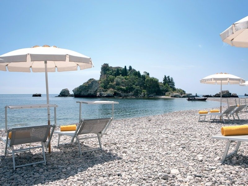 Ảnh: Du khách sẽ có một ngày bình yên ở bãi biển vắng vẻ tại khu nghỉ dưỡng La Plage, Sicily, Italy.