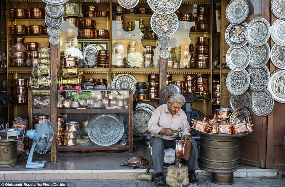 Esfahan là thành phố số 1 dành cho du khách, với những khu vườn Ba Tư xinh đẹp, các con đường rợp bóng cây và hình ảnh thợ thủ công làm việc trong các cửa hàng mặt phố. 