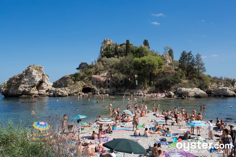 Đời thực: Cả nửa thị trấn đổ về đây, và bạn sẽ phải trải khăn để ngồi trên đá chứ không có ghế nằm nào cả.