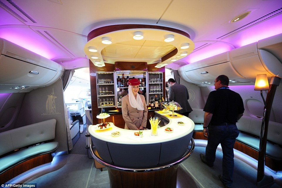 2. Emirates (84.174 lượt bình chọn): Các độc giả đánh giá cao hãng Emirates với nhân viên thân thiện và lịch sự, hệ thống giải trí có hơn 1.800 kênh, cùng đồ ăn thượng hạng, rượu ngon. Với đội máy bay Airbus A380 và Boeing 777, Emirates có thể đưa du khách qua các tuyến bay dài, như từ New Orlando tới Dubai, một cách thoải mái. Ảnh: CNTraveler.