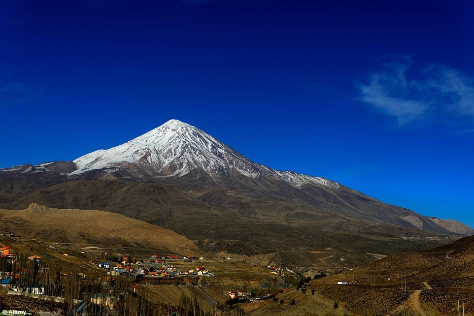Damavand cao hơn 5.600 m là núi lửa có khả năng hoạt động và có đỉnh cao nhất Iran.