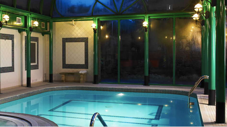 Ảnh: Các cặp đôi sẽ rất thích không khí lãng mạn vào buổi đêm ở bể bơi trong nhà tại khách sạn Norfolk Royale, Dorset, Anh.