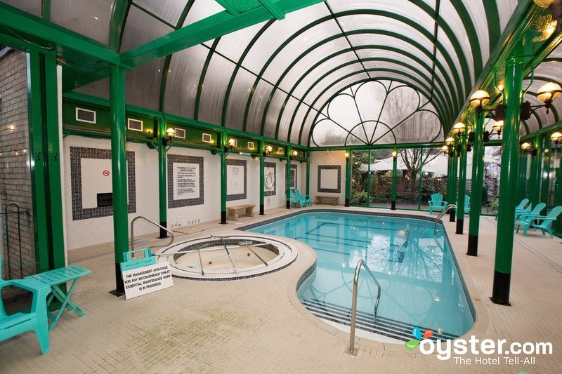 Đời thực: Sàn nhà đầy rêu trơn tuột và bể nước nóng không hoạt động.