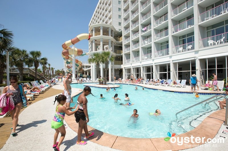 Đời thực: Trẻ em đùa nghịch, la hét khắp nơi.