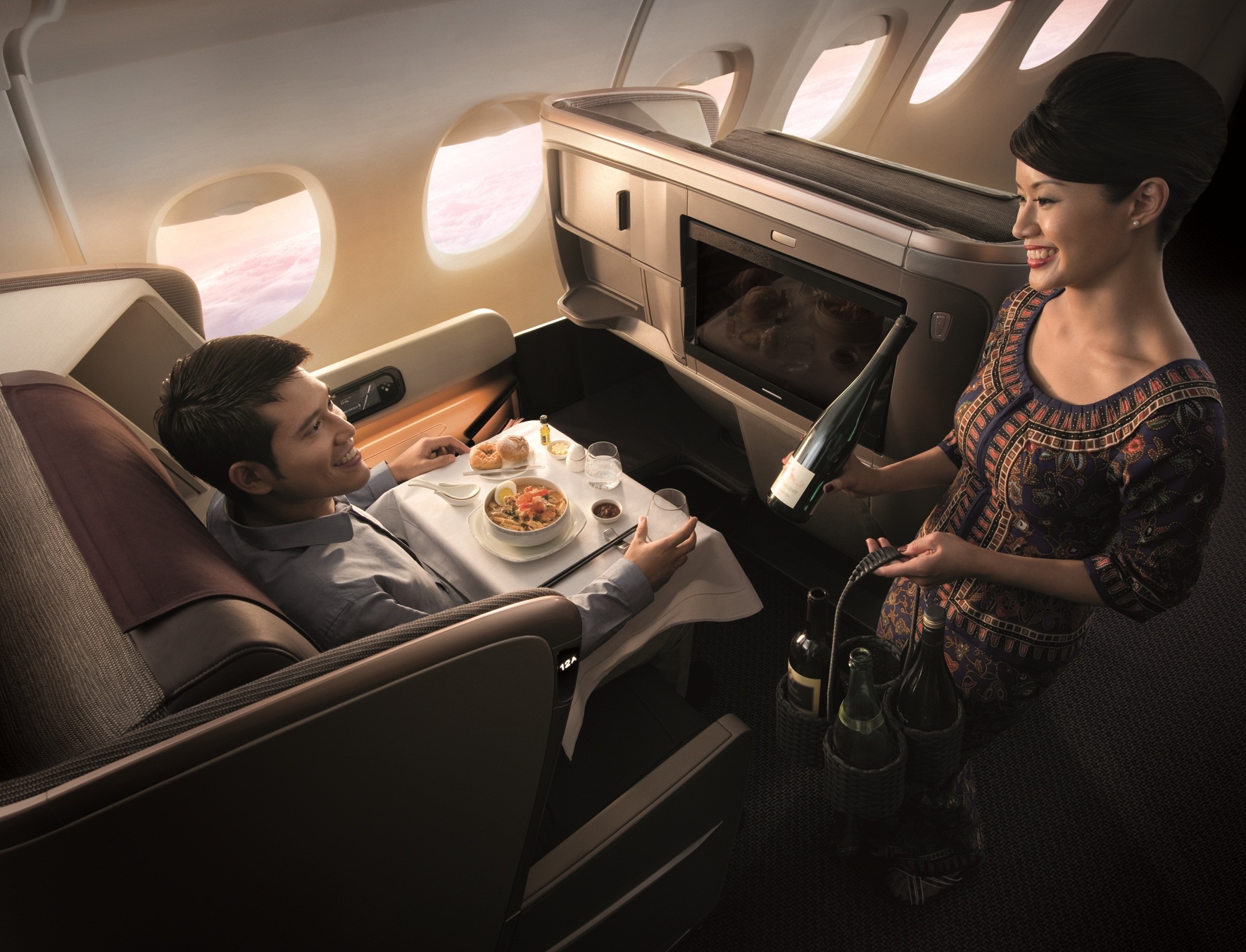 1. Singapore Airlines (85.943 lượt bình chọn): Singapore đã xếp hạng cao nhất 27 năm trong số 28 năm CNTraveler tiến hành khảo sát người dùng. Với chất lượng dịch vụ tuyệt hảo, hãng có thể biến chuyến bay 19 tiếng từ Newark tới Singapore trở thành một trải nghiệm thú vị. Các tiếp viên hàng không luôn chú ý đáp ứng mọi yêu cầu của du khách. Đặc biệt các món ăn và đồ dùng trên chuyến bay đều được chăm chút để hành khách hài lòng nhất.