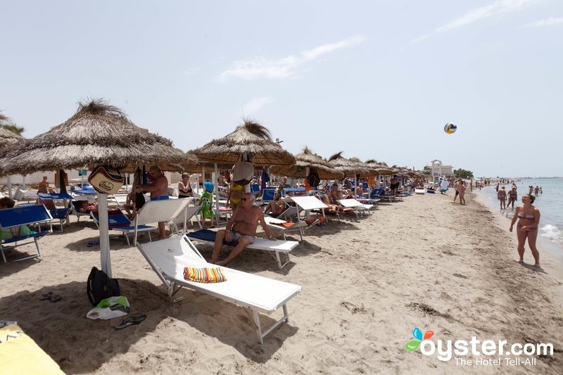 Đời thực: Bạn sẽ thấy mình giống một con cá mòi được đem ra phơi nắng trên bãi biển đông đúc, chật hẹp.